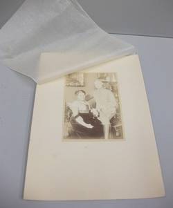 Fotografie von Helene Riedel und Sohn Fritz aus dem Nachlass der Familie Riedel;