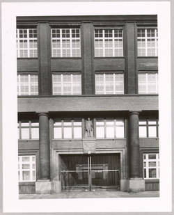 "Portal des Verwaltungsgebäudes der ehemaligen Maschinenfabrik Ludwig LOEWE"