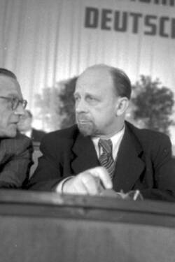 Walter Ulbricht auf der 2. Sitzung der Volkskammer der DDR