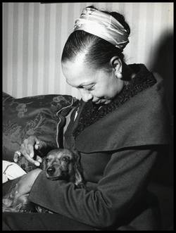 Josephine Baker mit Dackel