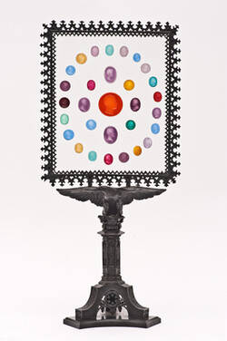 Lichtschirmständer "gotisch mit Adler" mit Glasplatte und farbigen Gemmen