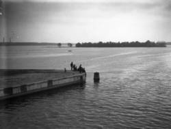 Ufer am Tegeler See, vermutlich Blick von der Sechserbrücke (Tegeler Hafenbrücke) nach Südwesten;