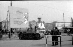 Panzerattrappe mit der Aufschrift "MADE IN USA" am Leipziger Platz