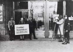 "Boykottaktion der Nazis gegen jüdische Geschäfte, Berlin" Am Warenhaus Wertheim