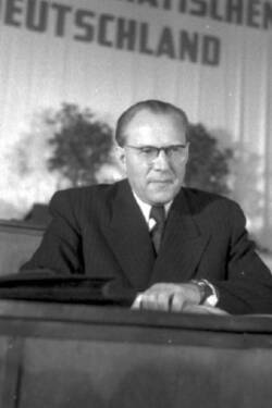 Otto Grotewohl auf der 2. Sitzung der Volkskammer der DDR