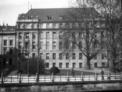 Geschäftshaus der Bank für Handel und Industrie (Darmstädter Bank), Schinkelplatz 3-4;