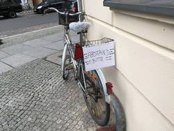 "Fahrrad mit Hinweisschild für mehr Abstand"