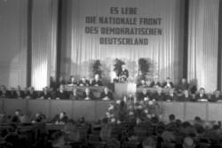 2. Sitzung der am 7. Oktober 1949 gewählten Volkskammer der DDR. Blick auf des Präsidium