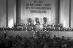 2. Sitzung der am 7. Oktober 1949 gewählten Volkskammer der DDR. Blick auf des Präsidium