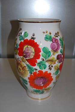 Vase mit russischer Blumenmalerei