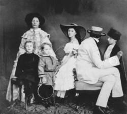 Baron von Budberg mit seiner Familie.