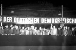 Massenkundgebung und Fackelzug [der FDJ anlässlich der Staatsgründung der DDR?]. Tribüne