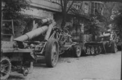 Kriegsmaschinerie im Straßenbild (Links: sWS,  Mitte: Sd.Kfz. 8 und Artillerie: 21 cm Mörser 18)