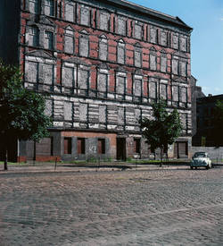 Zugemauertes Gebäude im Grenzgebiet Bernauer Straße