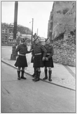 Vier (Schottische) Soldaten, im Hintergrund der Wittenbergplatz mit dem zerstörten KaDeWe