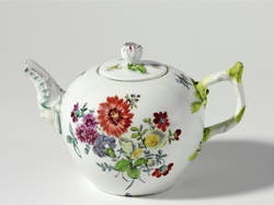 Teekanne mit Maskoronausguß, Deutsche Blumen