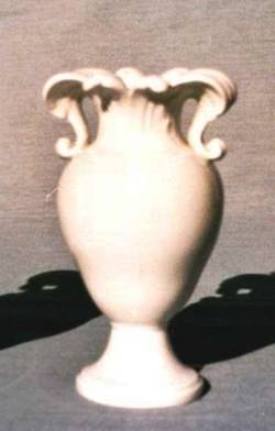 Vase, blattartige Reliefierungen