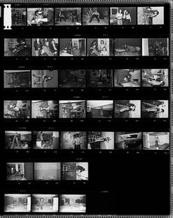 Kleinbild-sw-Negativ-Film : "Renovierung von Jugendlichen, Haus der Mitte (HDM) Gropiusstadt 1975"