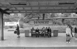 Serie zu Bahnhöfen in Ost-Berlin, VEB Designprojekt im Auftrag des Magistrats von Berlin. Negativ 102 S-Bahnhof Ostkreuz, Bank mit Passanten
