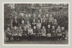 Klassenfoto mit Jungen und Mädchen der 35. Grundschule Leipzig