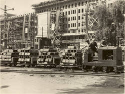 Transportzug für die Bauarbeiten in der Stalinallee ;