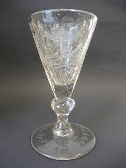 Trichterpokal aus Glas mit ligiertem Monogramm und Krone