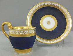 Tasse mit Unterschale, königsblauer Fond und Golddekor