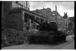 Liegengebliebener Panzer mit zerstörter Apotheke im Hintergrund, nahe Spittelmarkt
