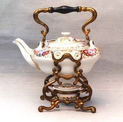 Teekanne mit Bronzegestell, Deutsche Blumen;