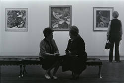 MARC CHAGALL AUSSTELLUNG NATIONALGALERIE NOV.72 - Nationalgalerie: Zwei Ausstellungsbesucherinnen im Gespräch auf einer Bank