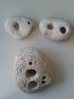 Drei sog. Hühnergott-Steine