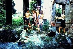 Indianer spielende Kinder in Ruinen der Trabener Straße
