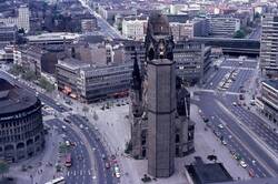 "Gedächtniskirche". Blick von Dach des Europacenters nach Westen über den Breitscheidplatz