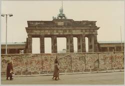 o.T., Mauer und Absperrgitter vor dem Brandenburger Tor. Westseite