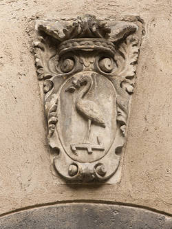 Bogenschlussstein mit Storch und Hausmarke vom Hofportal des Hauses in Neu Kölln am Wasser Nr.14;