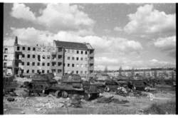 Zerstörte sowj. Panzer mit Ruinen im Hintergrund