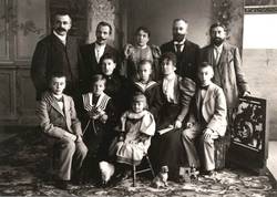 Trebbin. Gruppenbildnis Gustav Gerhards (hinten links) und Familie 