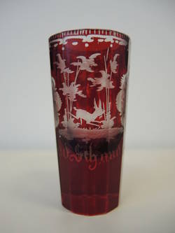 Rot lasiertes Schnapsglas mit floralem Muster und Tierdarstellungen