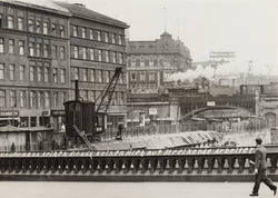 "Parole auf der Waisenbrücke in Berlin während des grossen Metallarbeiterstreiks im Oktober 1930"