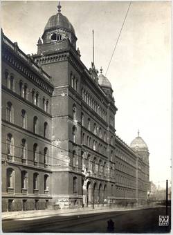 Alexanderstraße. Das Gebäude des Polizeipräsidiums, nach dem Januaraufstand 1919