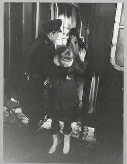 o.T., Bahnmitarbeiter hilft Kind beim Aussteigen aus dem Zug. Bahnhof Zoologischer Garten