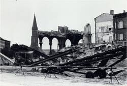 Abriß Ruine Görlitzer Bahnhof von der Wiener Straße aus, im Hintergrund die Emmauskirche
