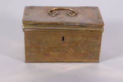 Hohe rechteckige Kiste mit gebogenem Henkel und Verzierungen in Tremolierstich;