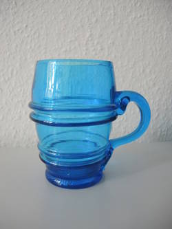 blauer Glas Trinkbecher mit Henkel
