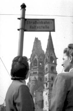 Straßenbahnhaltestellenschild in der Tauentzienstraße. Im Hintergrund die Kaiser-Wilhelm-Gedächtniskirche