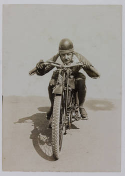 Leichtathlet Richard Rau beim Motorradrennen auf Avus