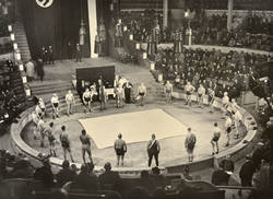 Vorstellung der Ringer am Eröffnungstag der Weltmeisterschaft der Berufringer im Circus Busch Berlin