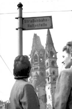 Straßenbahnhaltestellenschild in der Tauentzienstraße. Im Hintergrund die Kaiser-Wilhelm-Gedächtniskirche