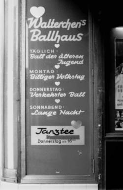 o.T., Werbetafel "Walterchen´s Ballhaus" Bülowstraße 37