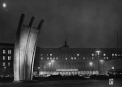 Berlin, Zentralflughafen mit Denkmal am Platz der Luftbrücke